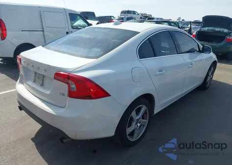 2013 Volvo S60 T5 z USA, uszkodzony, nr VIN YV1612FS4D2222637